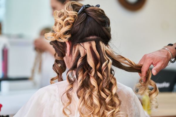 Extension de cheveux à Annecy : les techniques qui subliment vos mèches