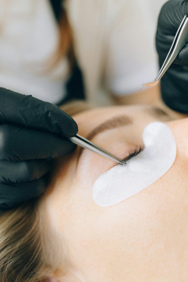 Comment enlever des extensions de cils facilement et en sécurité